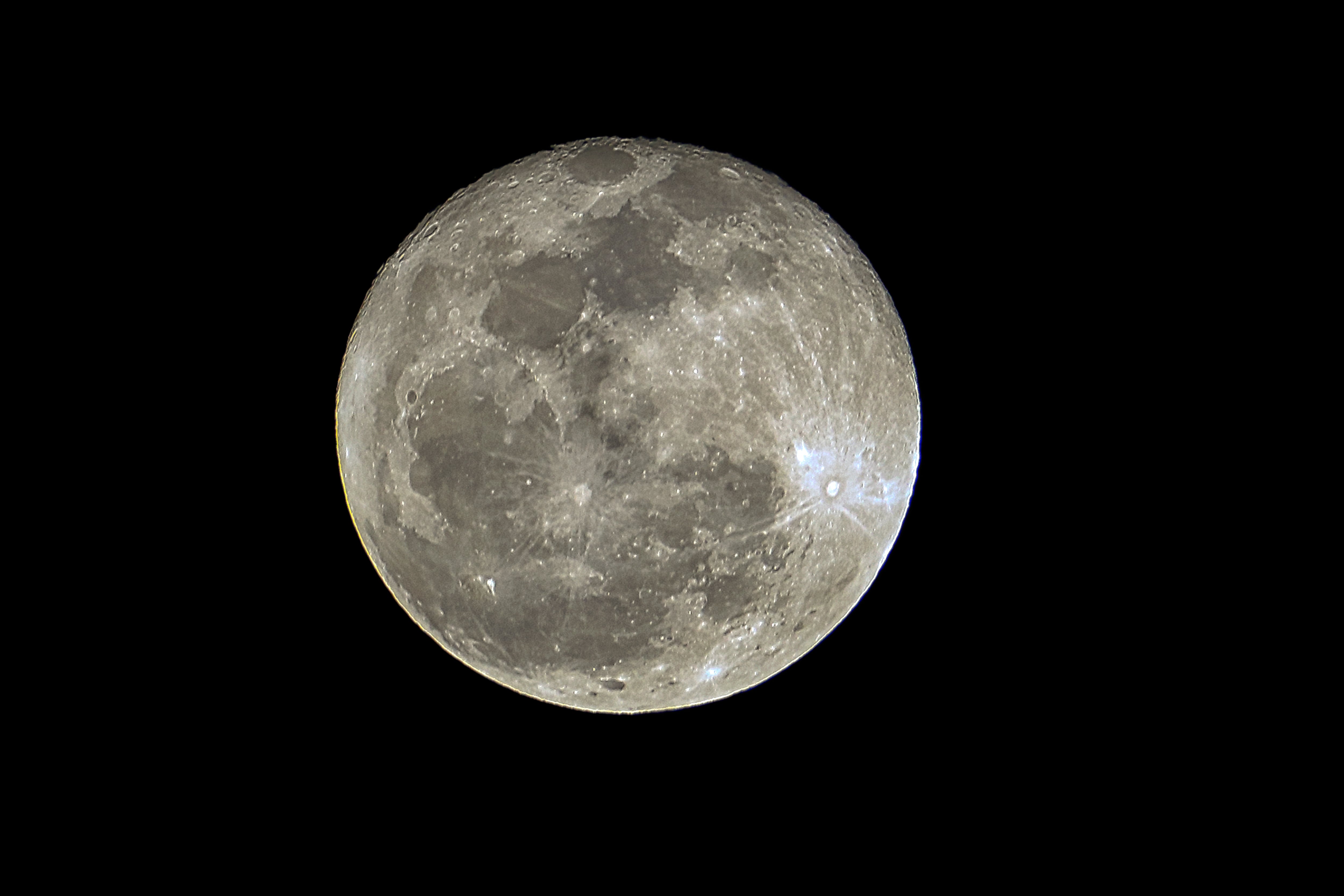 El análisis químico de basaltos y rocas ricas en magnesio indicó que el manto de ambos hemisferios lunares mantiene rasgos similares
(EFE/Gustavo Amador)