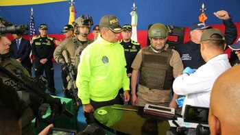 Otoniel acompañado por miembros de la Policía, la Interpol y militares en el aeropuerto de Catam.