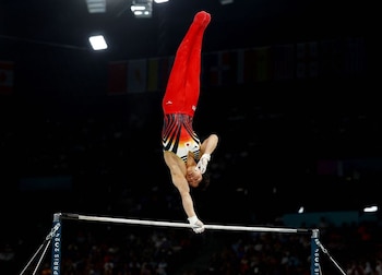 El japonés Shinnosuke Oka durante su actuación en la barra horizontal del "all around". (Hannah Mckay/REUTERS)
