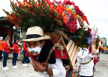 Silleteros caminan durante la edición