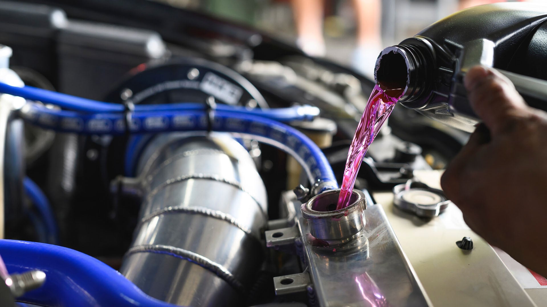El color no determina el tipo de líquido refrigerante. Antes de rellenar el depósito o cambiar la totalidad del líquido hay que leer las especificaciones del manual del auto