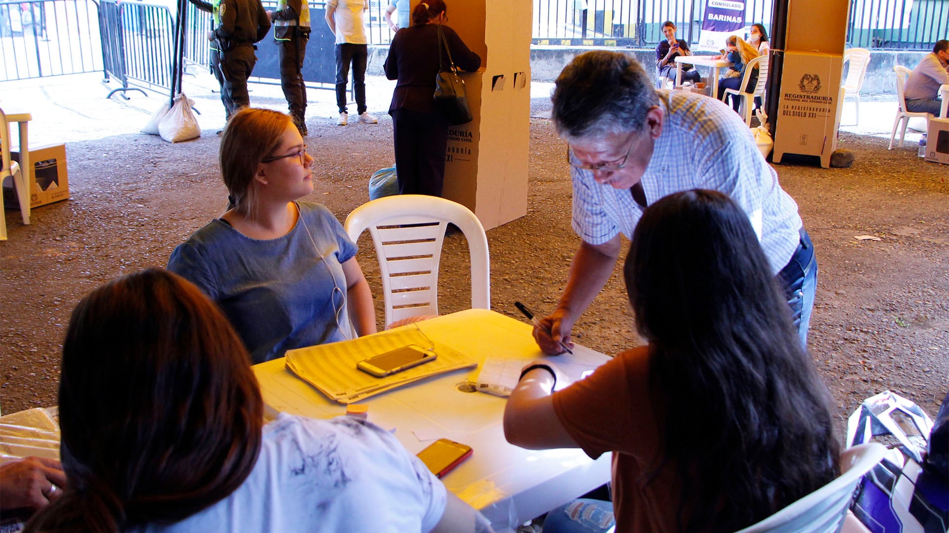 Funcionarios y contratistas de embajadas, consulados y entidades oficiales vinculadas a Colombia pueden reclamar el descanso compensatorio electoral - crédito Mario Caicedo/EFE