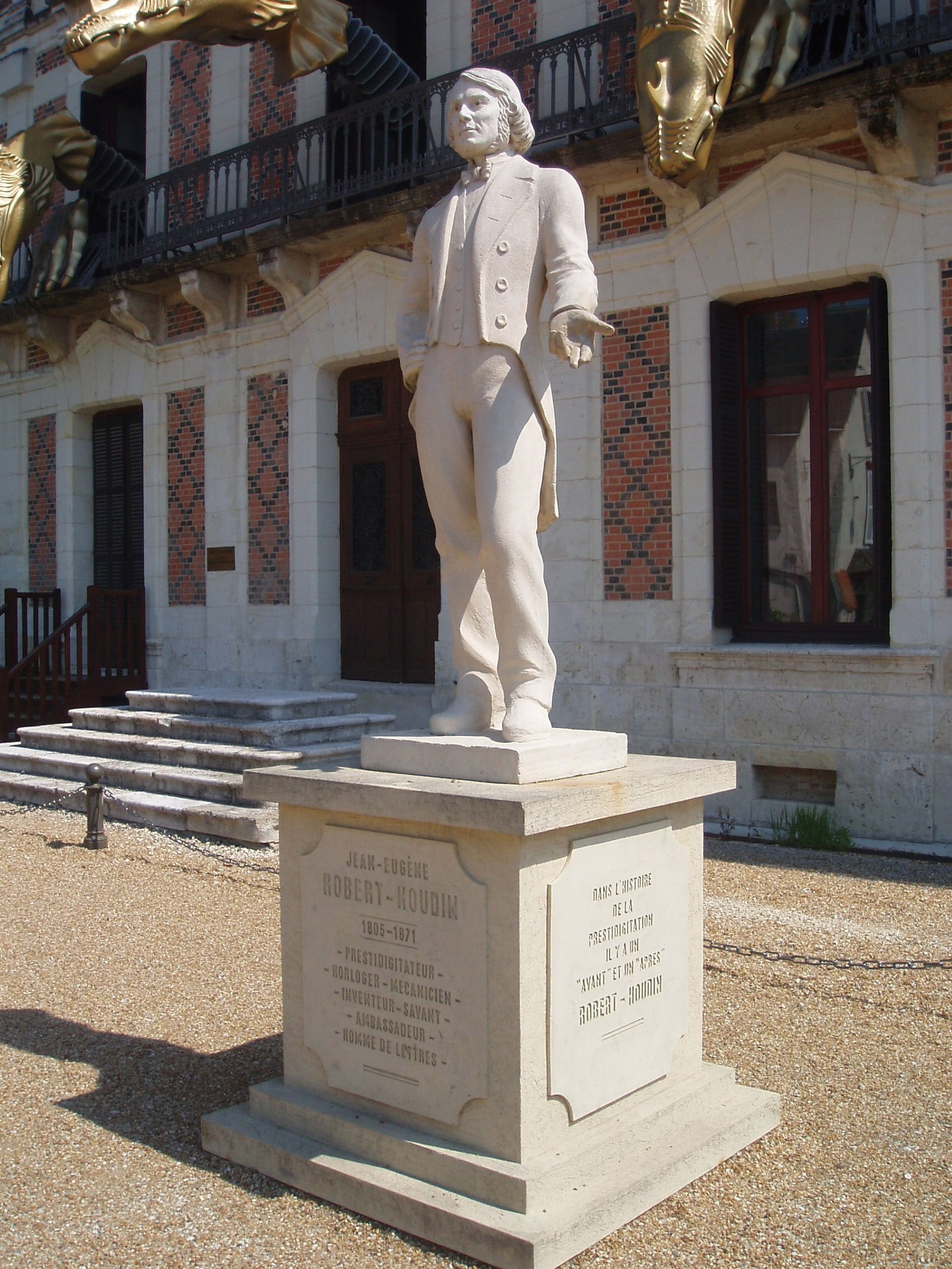 Estatua de Jean Eugène Robert-Houdin en Blois, Francia, frente a su casa que ahora es un museo