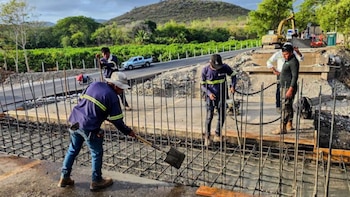Guatemala: gobierno construye bases para la instalación de un Bailey tras retiro total del puente Güijo en el caribe guatemalteco