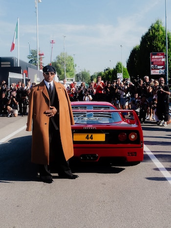 Lewis Hamiltona arribó con su Ferrari F40 a Monza para correr en la Fórmula 1