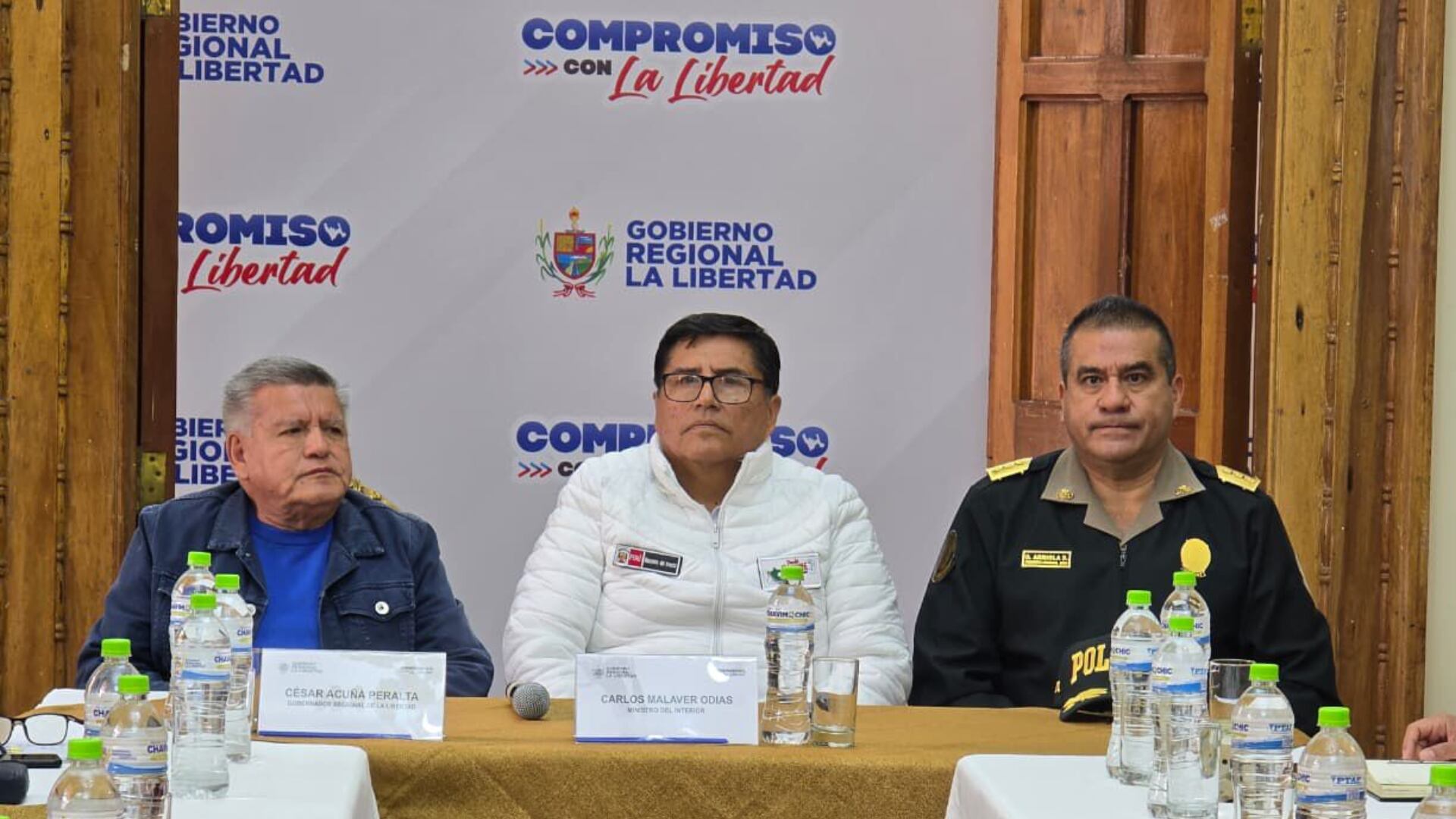 Camacho se defendió alegando que no tenía conocimiento de los trámites y que su único papel fue firmar los documentos. Atribuyó la responsabilidad al Ministerio de Economía y Finanzas y al personal de la gerencia