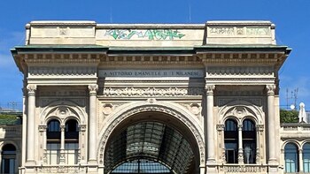 Vandalizan con espray la Galería de Vittorio Emmanuel, en la plaza de la Catedral de Milán