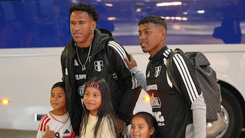 Selección peruana recibió un importante apoyo de compatriotas a su llegada a Butarque en la antesala del amistoso contra Honduras