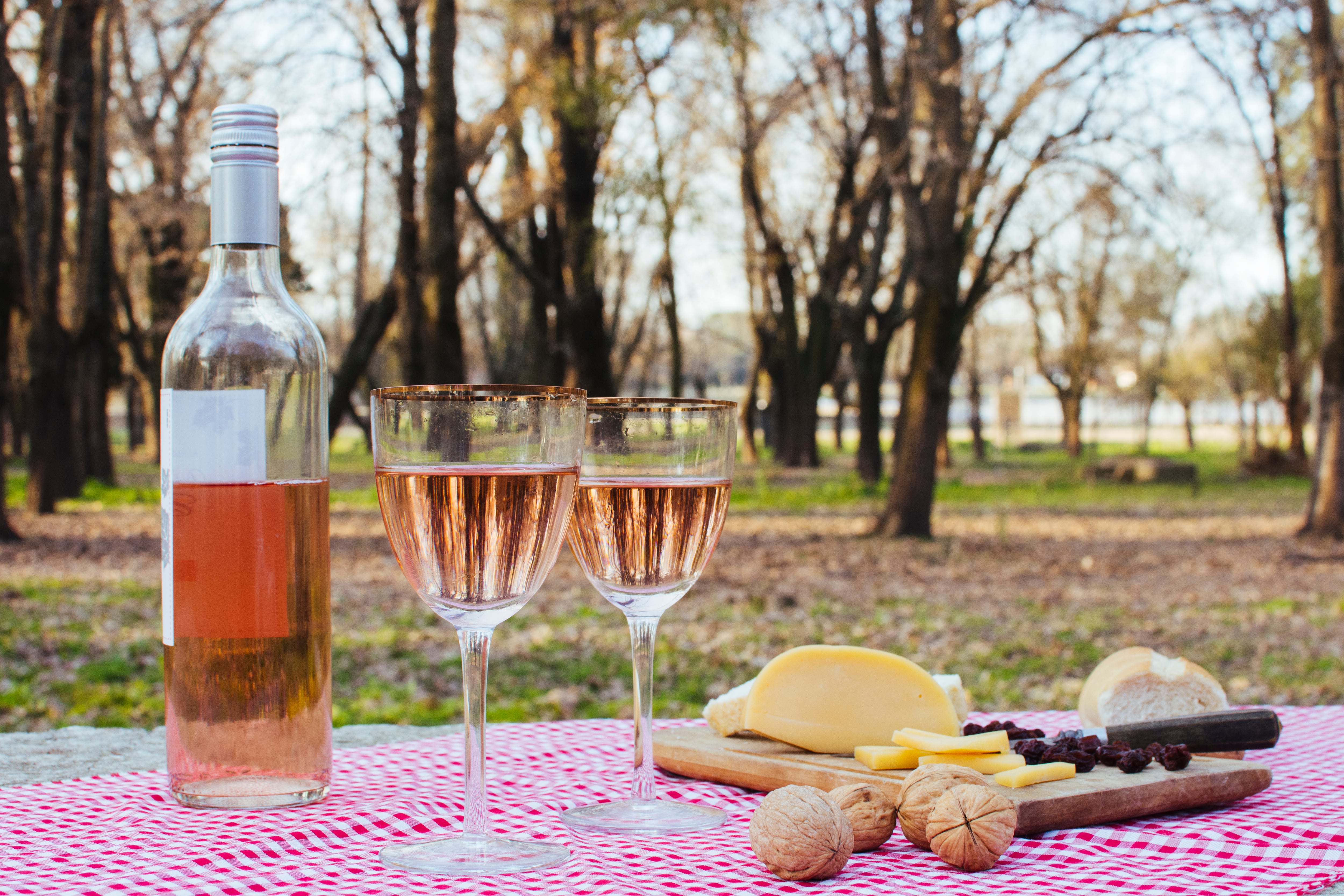 Algunos rosados vienen en botellas que se parecen a frascos de perfume gigantes para llamar más la atención (Freepik)