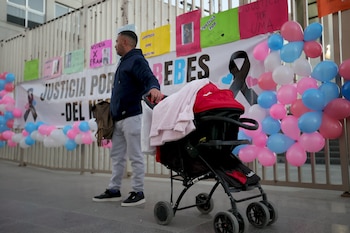 Padres y madres colocaron carteles