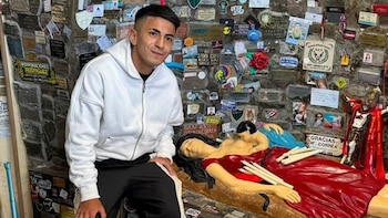 Thiago Almada visitó a la Difunta Correa y San Expedito en San Juan para cumplir una promesa