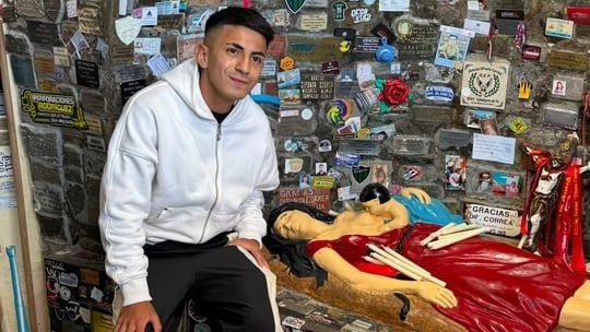 Thiago Almada visitó a la Difunta Correa y San Expedito en San Juan para cumplir una promesa