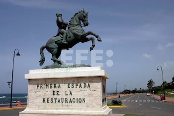 Teleféricos numerados em amarelo, verde, azul e vermelho