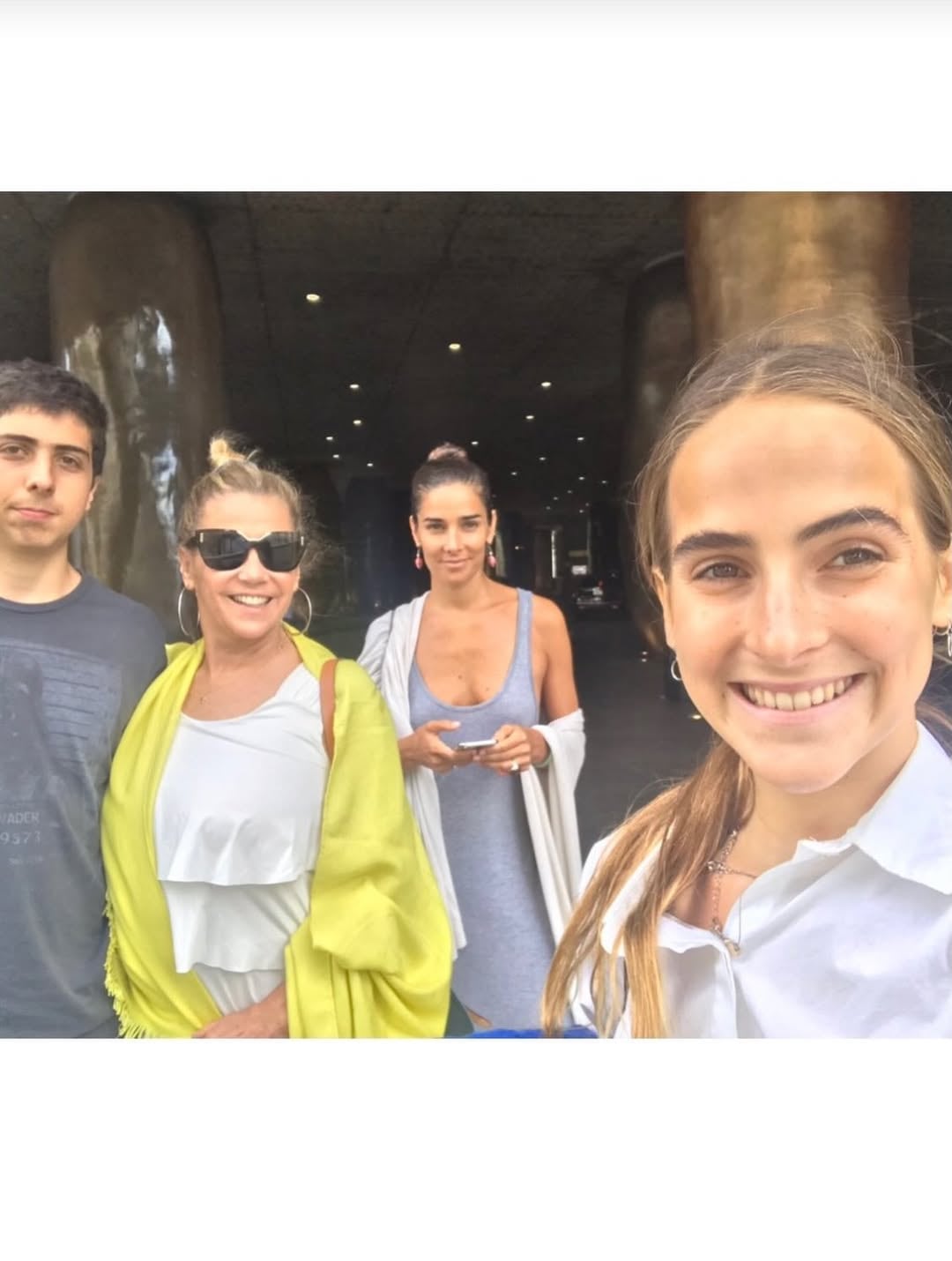 En una salida familiar, capturando el momento en selfie