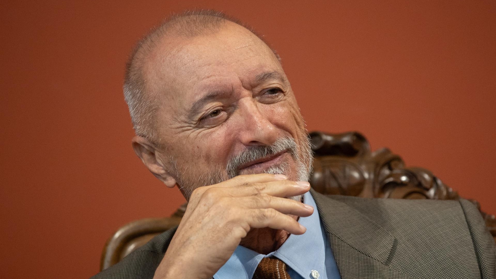 Arturo Pérez-Reverte opina sobre la final del Mundial y fulmina con un comentario a un usuario: “Prefiero que sea con los primos hermanos argentinos”