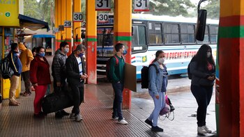 Pasajeros abordan un autobús en
