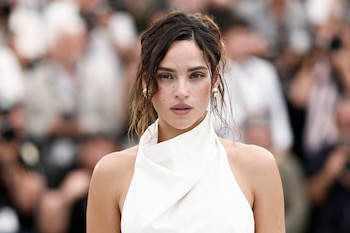 En Onslaught, Adria Arjona encabeza una película de Adam Wingard que combina acción, terror y suspenso con una protagonista marcada por conflictos personales (REUTERS)