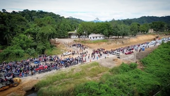 Cocaleros “inspeccionan” un recinto militar en el bastión de Evo Morales ante el temor de su captura
