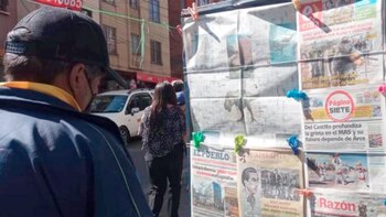 Una persona observa portadas de