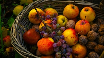 El ‘superalimento’ que recomiendan los dietistas: la fruta que favorece la salud del cerebro, corazón e intestino