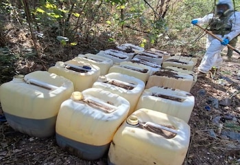 El operativo arrojó el decomiso de 16 mil 978 litros y dos mil 130 kilos de sustancias químicas, además de reactores, mezcladoras y equipo industrial especializado. Crédito: Especial