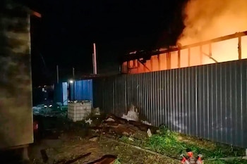 Llamas y humo se elevan de un sitio de construcción tras un ataque con drones ucranianos en la región de Moscú, en momentos en que Kiev lanzó casi 800 drones en una sola noche (Oficina del gobernador de la región de Moscú vía AP)