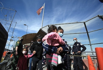 Fotografía de archivo de varios grupos de migrantes centroamericanos que fueron deportados de México. EFE/ Luis Torres
