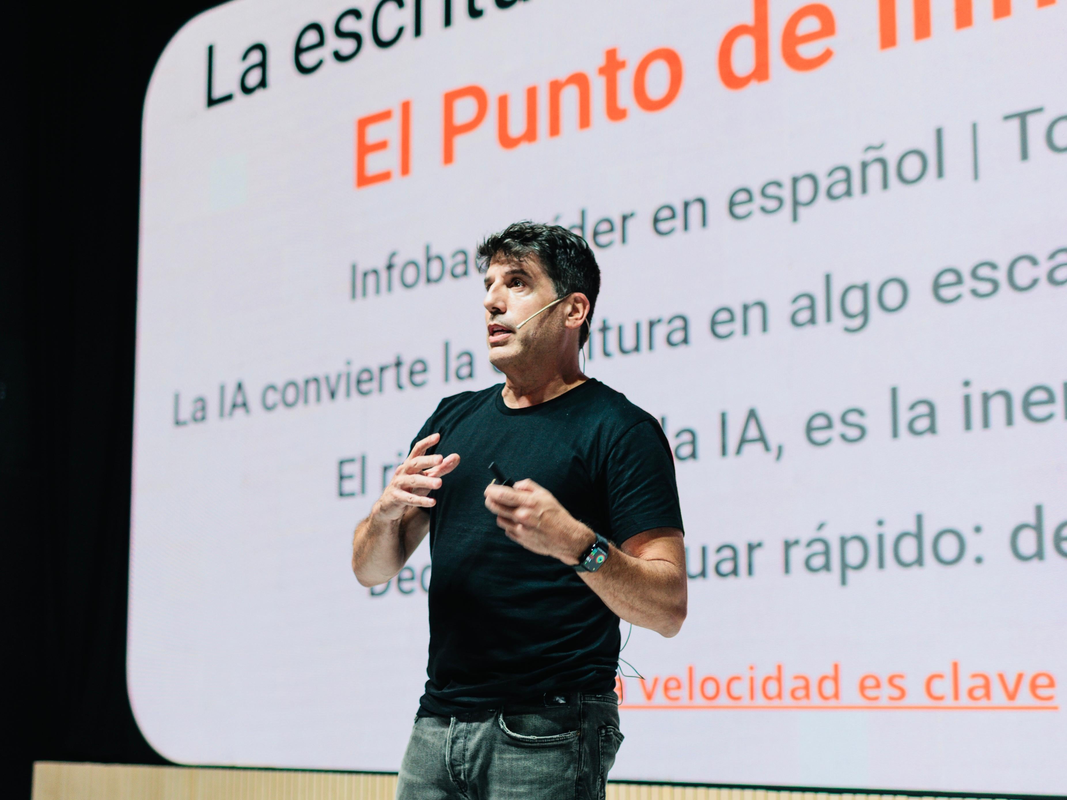 “En Infobae creemos que la inteligencia artificial no vino a reemplazar al periodismo, sino a amplificarlo”, dijo Opy Morales, director de IA.