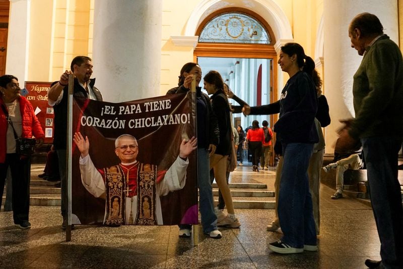 FOTO DE ARCHIVO. La gente celebra en la Catedral de Santa María, el día de la elección del Papa León XIV, en Chiclayo, Perú, el 8 de mayo de 2025.REUTERS/Diego Torres Menchola