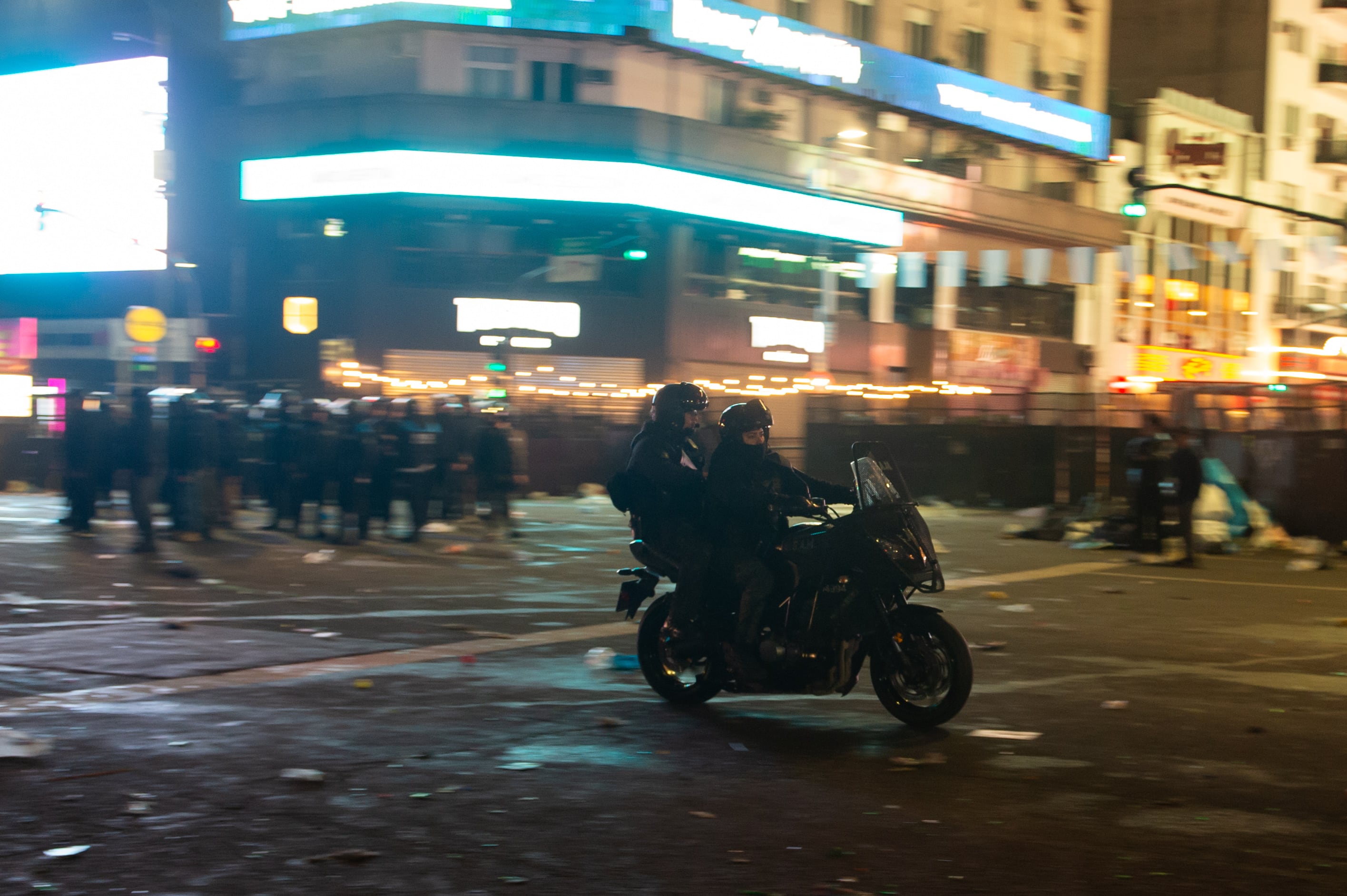 Así se trasladaba la policía motorizada en medio de los manifestantes. (Jaime Olivos)