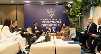 Delegaciones de El Salvador y Colombia conversan sobre cooperación bilateral en seguridad y tecnología en el marco de la toma de posesión (Cortesía: @VCpresidenciaSV).
