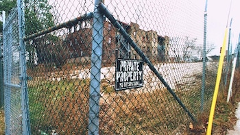 Un lote baldío bordeado de