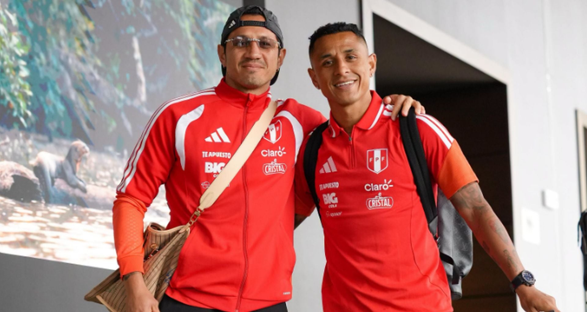 El plantel se concentrará primero en Orlando, luego cruzará a New Jersey, después subirá a Montreal y cerrará en Miami. Esa ruta de once días arrancó este domingo cuando el grupo abordó el vuelo desde Lima. (Selección Peruana)
