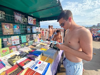 Gaspar, mendocino, mirando libros en