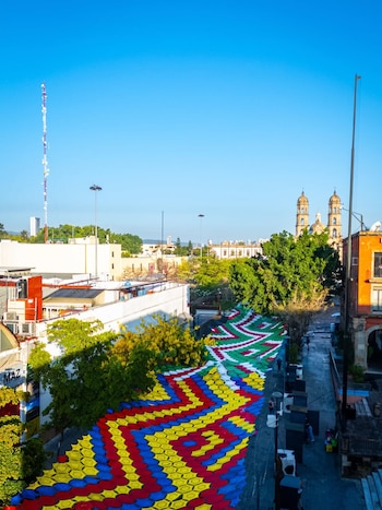 El montaje de Cielo Tejido abarca 220 metros de largo, 8.5 metros de ancho y más de mil 870 metros cuadrados de tejido, con alrededor de 5 mil 600 hexágonos. (Instagram/ @cielotejidoac)