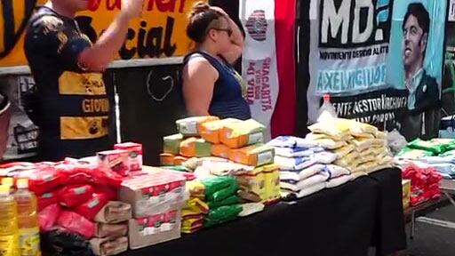 Representantes de clubes de fútbol instalaron una mesa solidaria para recolectar alimentos destinados a jubilados en situación de vulnerabilidad