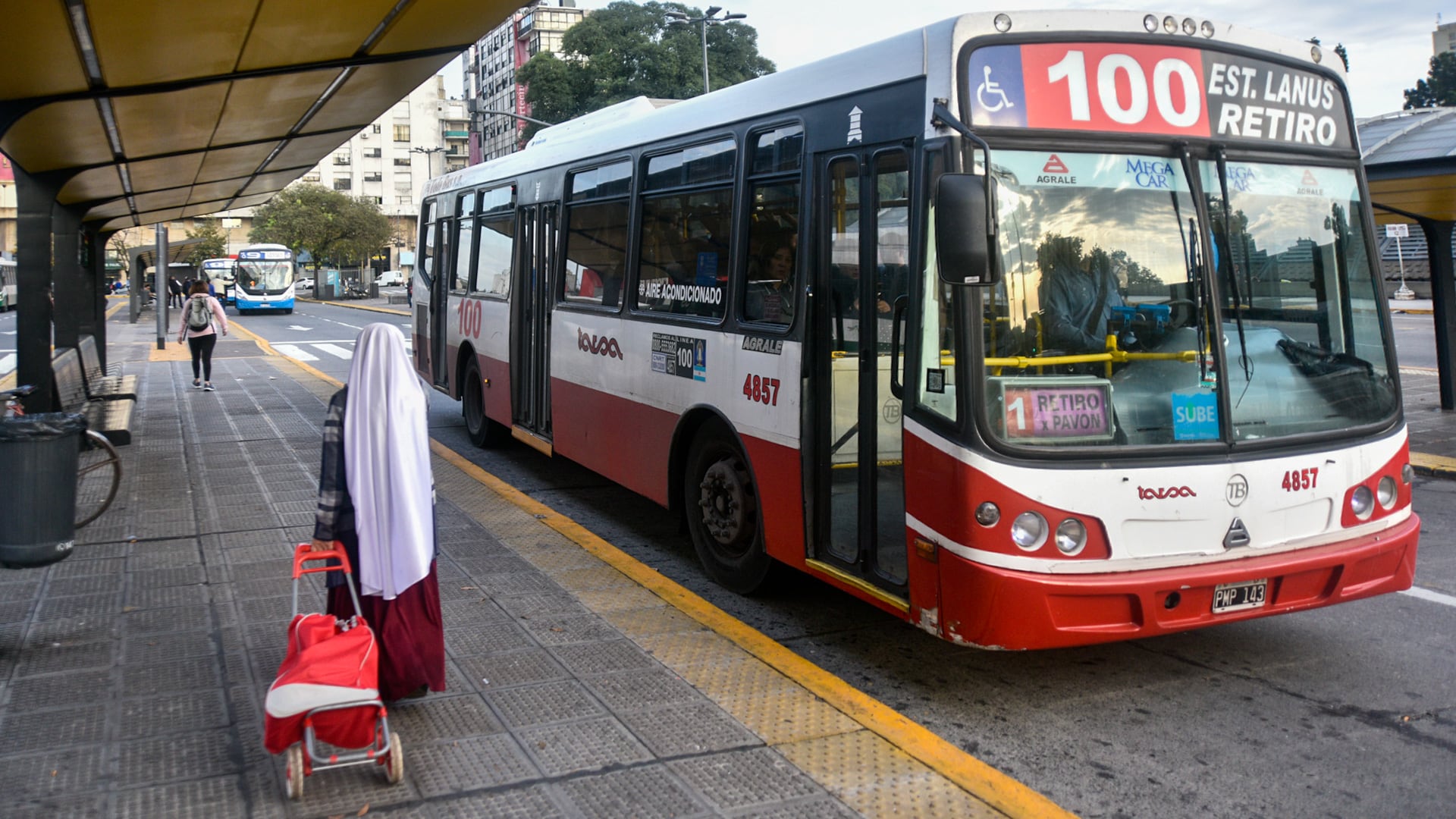 Línea de colectivo circula con normalidad por Retiro (Adrián Escandar)
