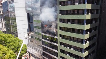 Drone: Feroz incendio en un edificio de oficinas, lindero al Ministerio de Trabajo