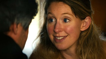El caso de Elizabeth Holmes se convierte en la película de la que todo el mundo habla para los Oscar y que ha dejado en shock: “Brillante, impactante y demencial”