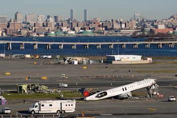 El exceso de tareas simultáneas, los cambios de turno y la respuesta a emergencias han sido identificados como elementos críticos en la investigación de la colisión entre el avión de Air Canada y el camión (AP Photo/Yuki Iwamura)