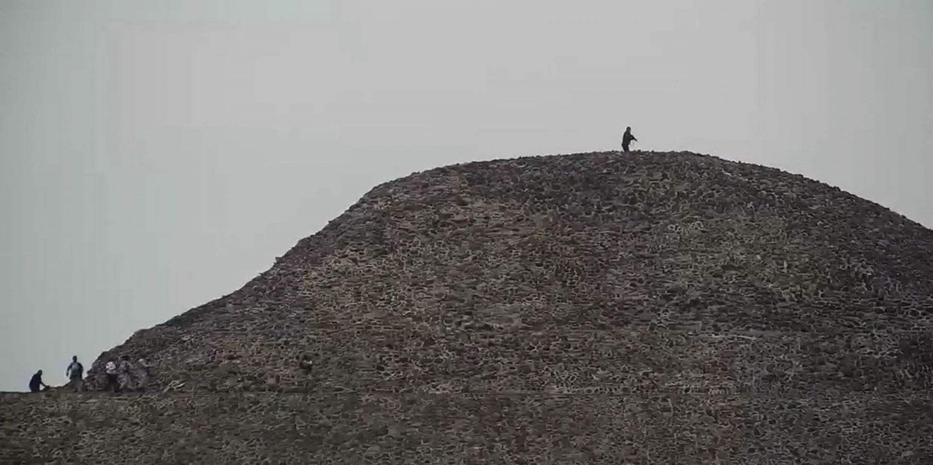 TEOTIHUACÁN, ESTADO DE MÉXICO, 20ABRIL2026.- Un hombre de aproximadamente 30 años realizó disparos en la parte alta de la Pirámide de la Luna, en la zona arqueológica de Teotihuacán, dejando un saldo de una mujer muerta y varios turistas heridos. La víctima mortal era de origen canadiense. El agresor se suicido tras verse acorralado por los elementos de la Policía Estatal y Guardia Nacional. En la zona del tiroteo se aseguro un arma, cartuchos y un cuchillo. FOTO: ESPECIALES/CUARTOSCURO.COM