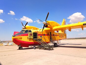 Avión Canadair enviado por UE.