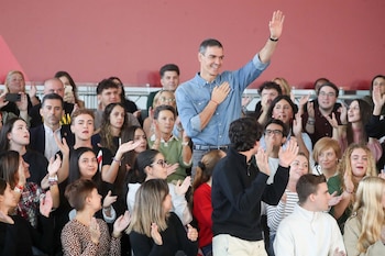 11/10/2026 El secretario general del PSOE y presidente del Gobierno, Pedro Sánchez, durante un acto de precampaña del PSOE, en La Térmica Cultural de Ponferrada, a 11 de octubre de 2026, en Ponferrada, León, Castilla y León (España). El presidente del Gobierno y secretario general del PSOE, Pedro Sánchez, ha arrancado este fin de semana la precampaña de las elecciones generales del próximo 29 de noviembre con dos actos, el sábado en Dos Hermanas (Sevilla) y hoy en Ponferrada (León), en la Térmica Cultural de la Fundación de la Energía.
POLITICA
Carlos Castro - Europa Press
