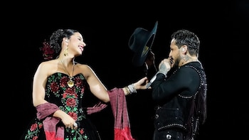 Así fue el guiño de Ángela Aguilar a su boda en Roma durante el concierto de Nodal en la Plaza de Toros