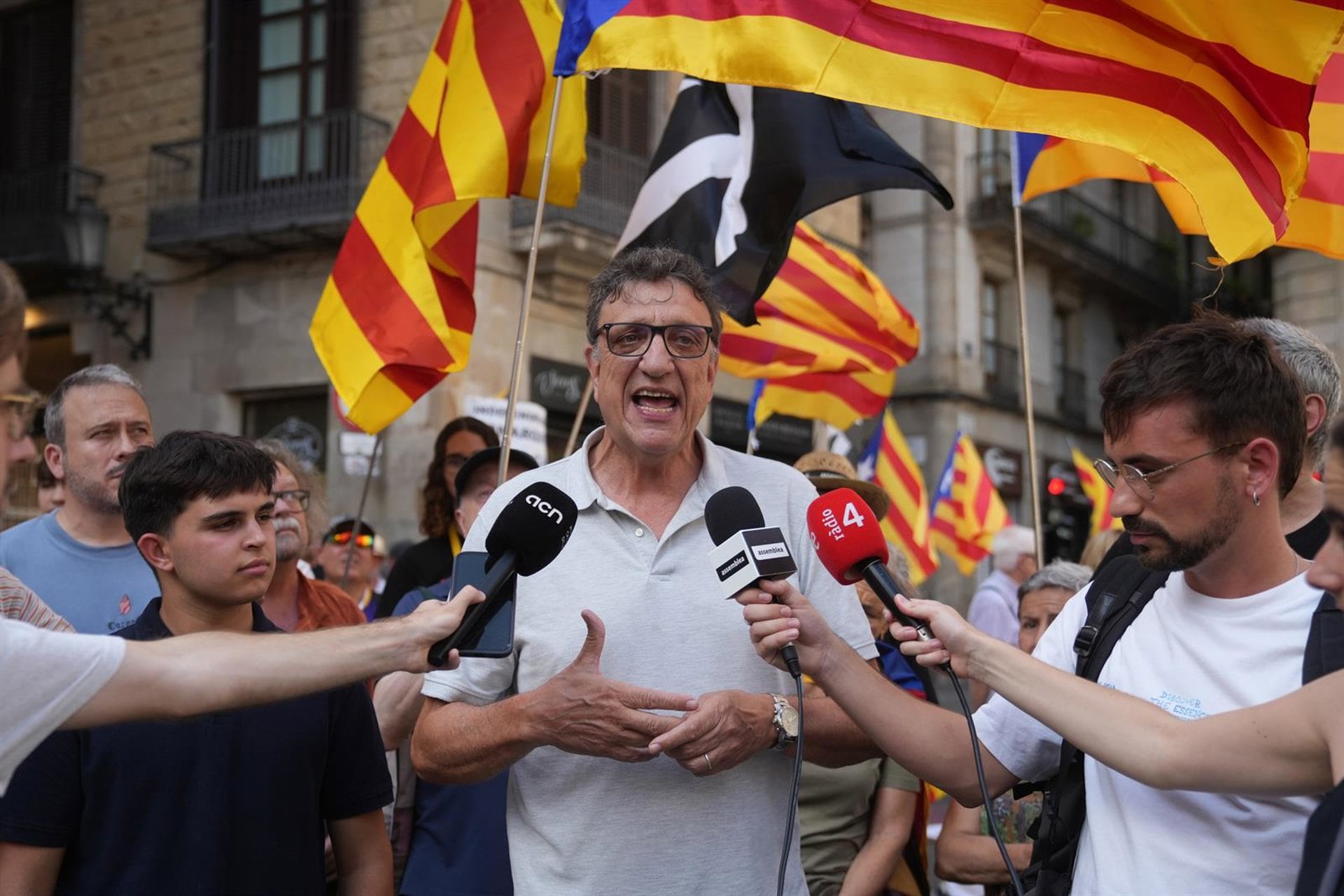 14/07/2026 El presidente de la ANC, Josep Vila Boix, ofrece declaraciones a la prensa, durante la celebración de la concentración de protesta, a 14 de julio de 2026, en Barcelona (Catalunya, España). Esta movilización ciudadana, convocada por la Assemblea Nacional Catalana (ANC) en la Plaza de Sant Jaume, se organiza de forma paralela en rechazo a la presencia de los Reyes, la Princesa Leonor y la Infanta Sofía en la ciudad con motivo de los Premios Princesa de Girona 2026, congregando a manifestantes para reivindicar el sentimiento independentista y republicano.
POLITICA
David Zorrakino - Europa Press
