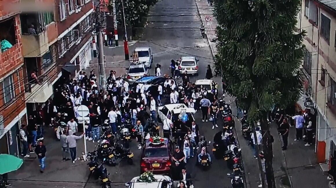La caravana fúnebre bloqueó una vía principal del barrio para beber licor y homenajear al fallecido - crédito Secretaría Seguridad Bogotá