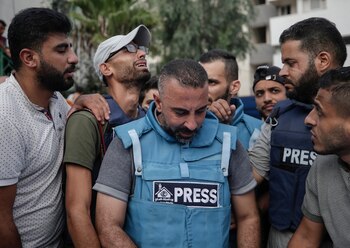 Periodistas palestinos tras conocer la muerte de dos de sus colegas en Gaza en un bombardeo del Ejército israelí. EFE/EPA/HAITHAM IMAD