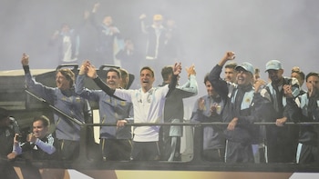 El gesto del plantel de la selección argentina con la gente en su recorrida desde el aeropuerto hasta el predio de Ezeiza