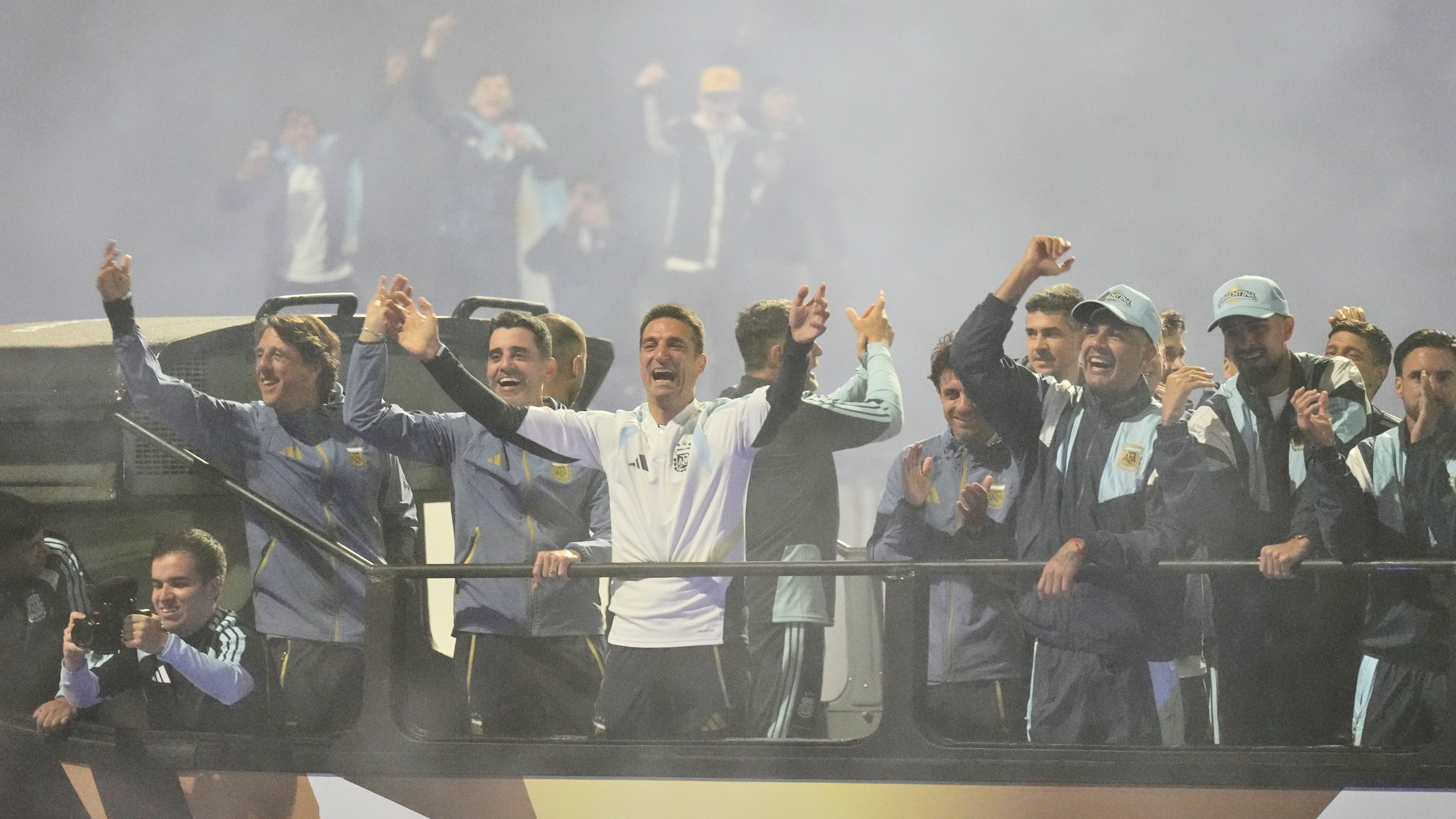 Lionel Scaloni durante el recibimiento de la gente el lunes a la noche (Foto: AP Photo/Gustavo Garello)