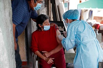 Los expertos advierten la importancia de sostener la vacunación contra COVID-19 (EFE/Paolo Aguilar/Archivo)
